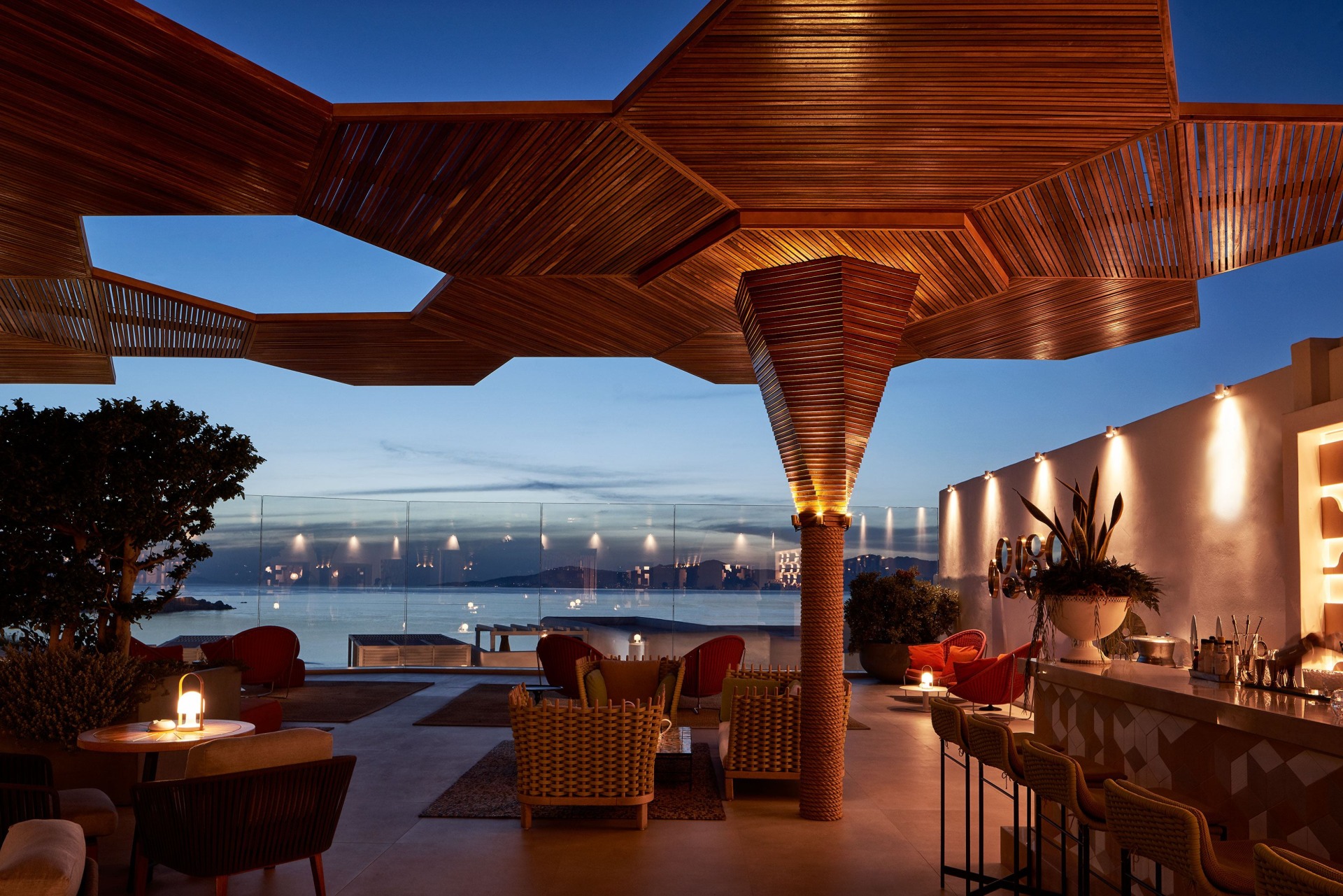 Außenansicht der Naia Bacos Bar des Myconian Naia Hotels